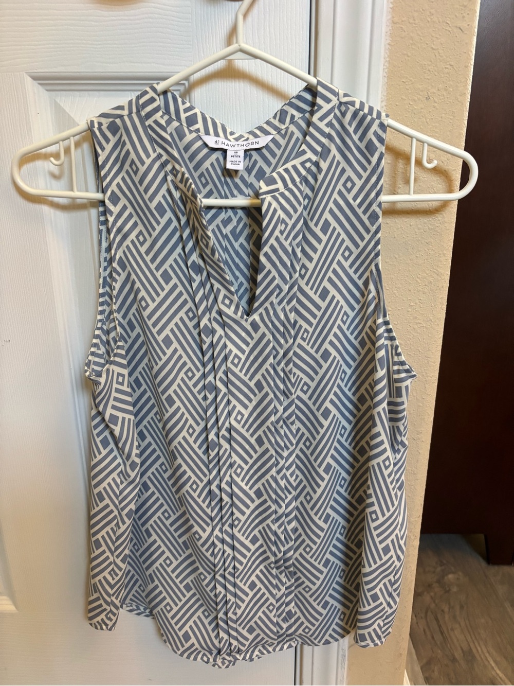 Tahari Sleeveless Geometric Print Top in Blue and White women’s size x small